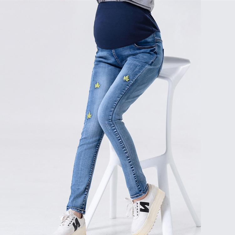 Embroidery-pattern-pregnant-jeans