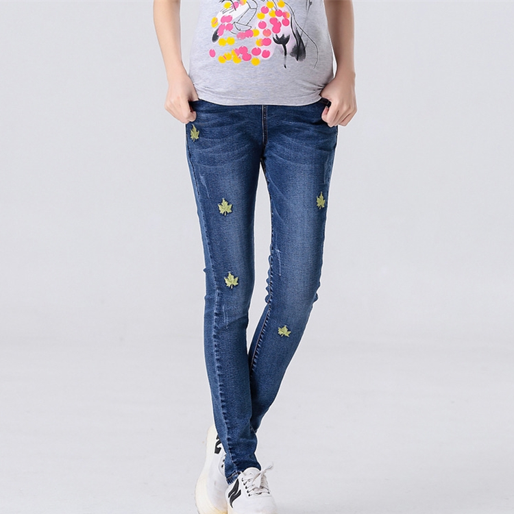 Embroidery-pattern-pregnant-jeans