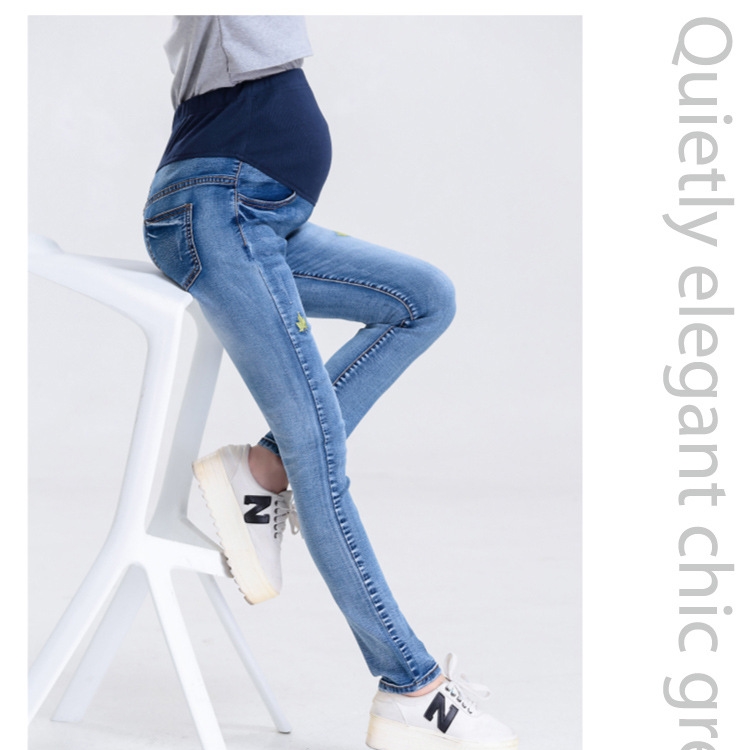 Embroidery-pattern-pregnant-jeans