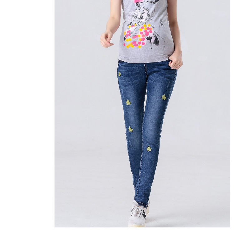 Embroidery-pattern-pregnant-jeans