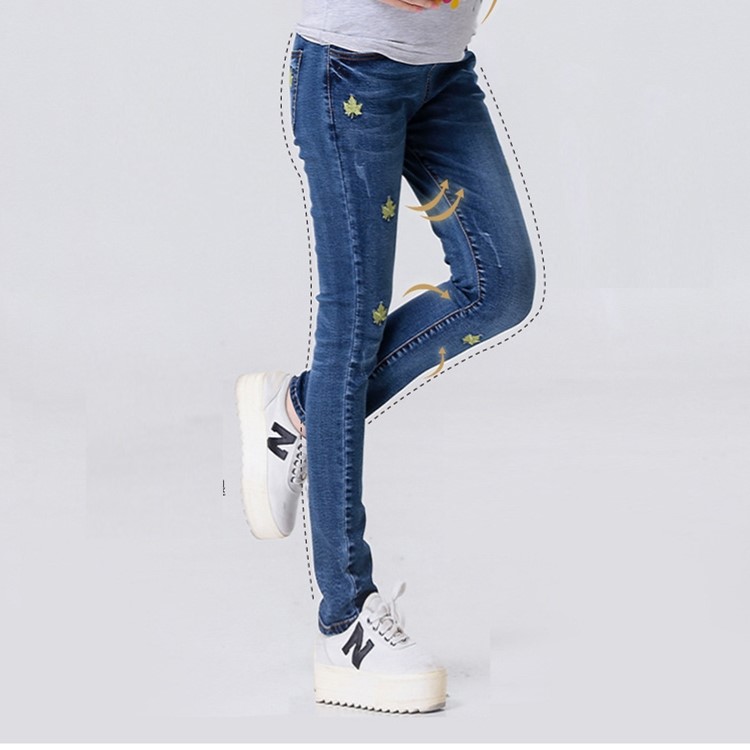 Embroidery-pattern-pregnant-jeans