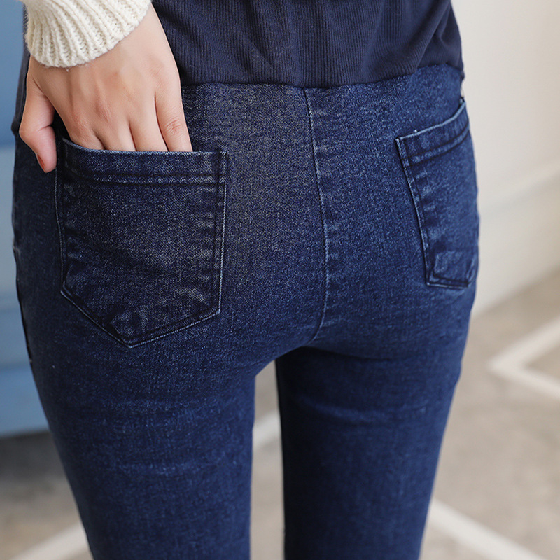 oles-little-feet-pregnant-woman-jeans