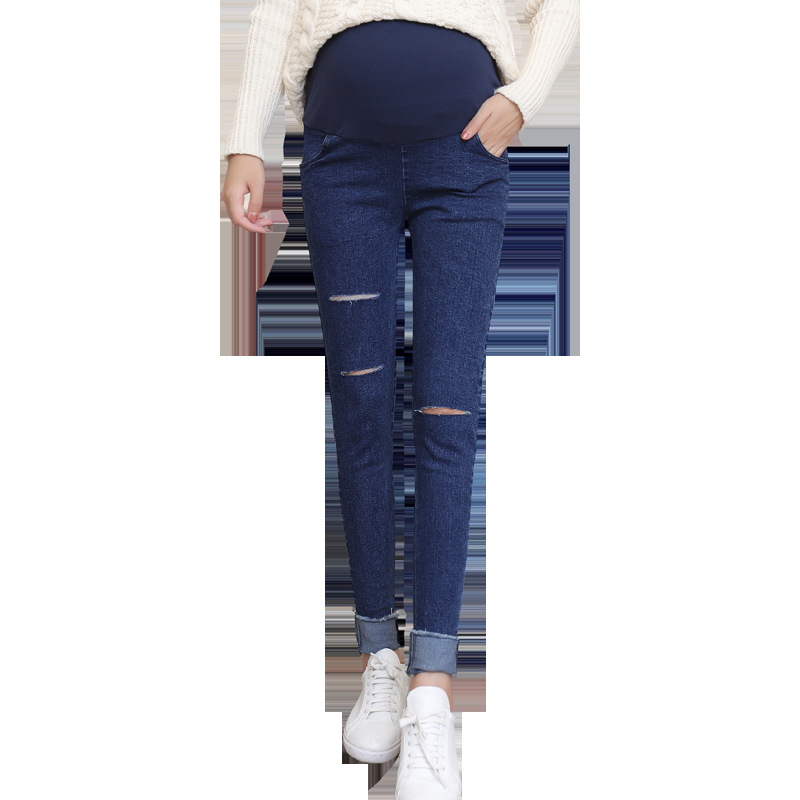 oles-little-feet-pregnant-woman-jeans