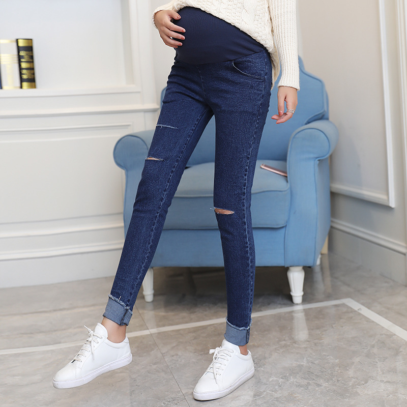 oles-little-feet-pregnant-woman-jeans