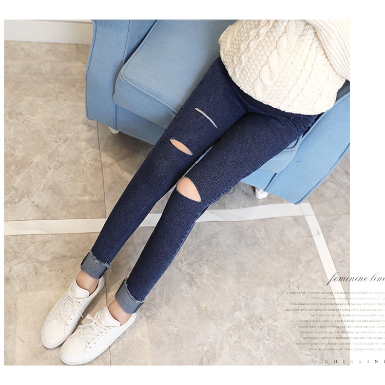 oles-little-feet-pregnant-woman-jeans