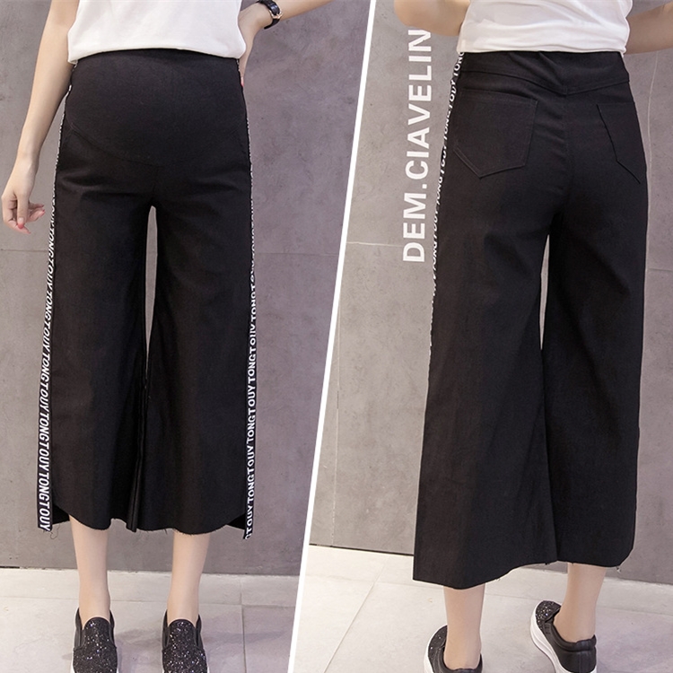 Alphabet-ribbon-black-white-pregnant-woman-cropped-trousers