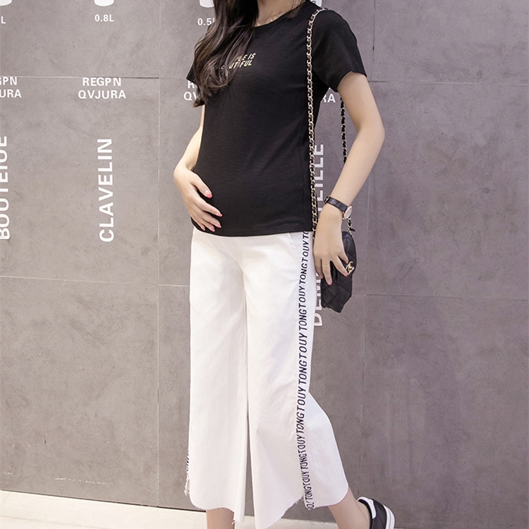Alphabet-ribbon-black-white-pregnant-woman-cropped-trousers