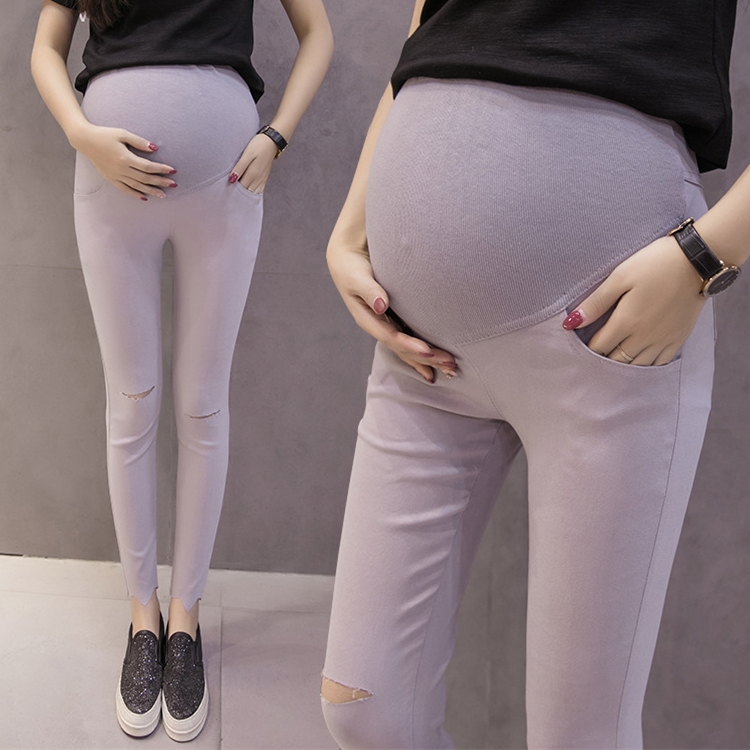 Tight-skinny-pregnant-woman-cropped-pants