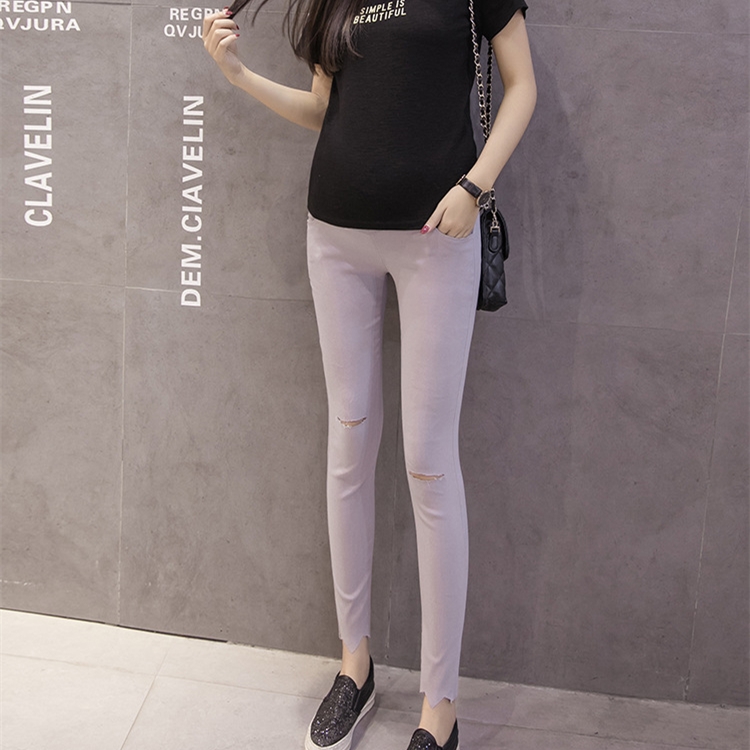 Tight-skinny-pregnant-woman-cropped-pants