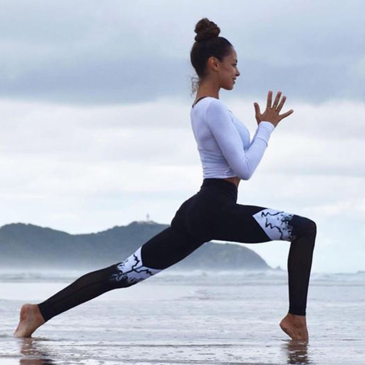 Black-and-white-printed-spliced-yoga-pants