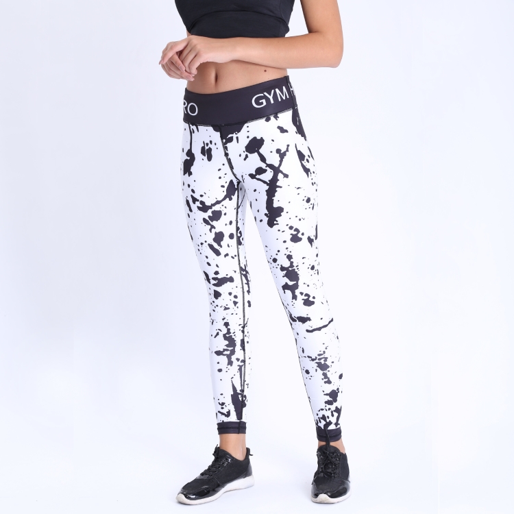 Black-and-white-printed-tight-yoga-leggings