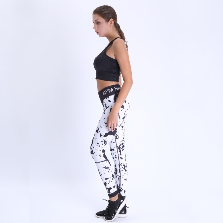 Black-and-white-printed-tight-yoga-leggings