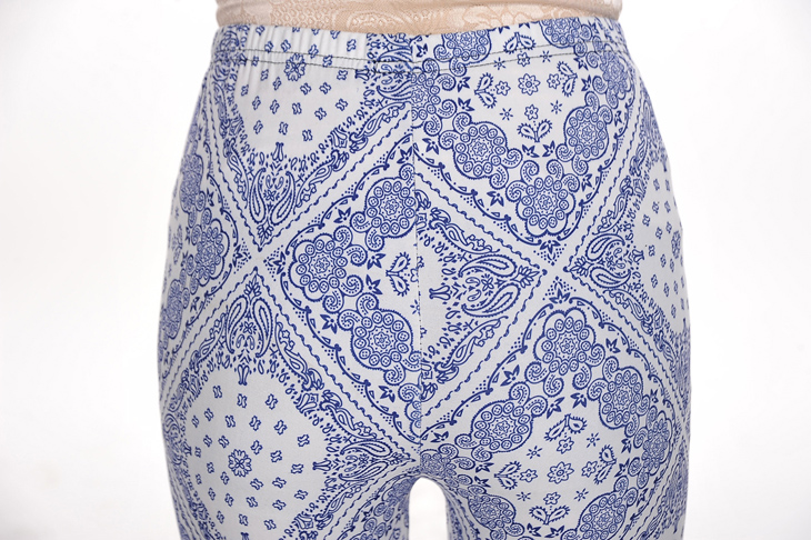 Blue-and-white-printing-size-leggings